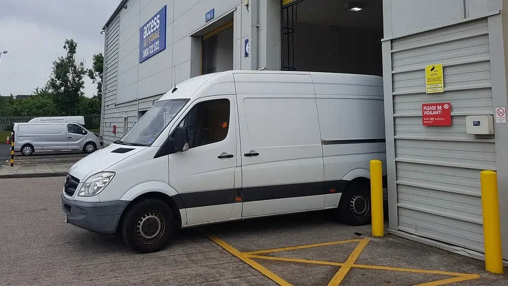Professional house removals van in Hunmanby